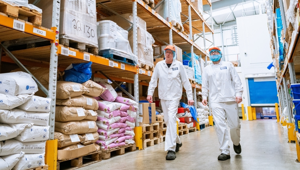 <h3><span class="gold">Fra k&oslash;kken til fabrik &ndash; udviklet til industrien<br /></span></h3>
<p>Bygget p&aring; erfaring fra professionelle k&oslash;kkener og udviklet til produktion i st&oslash;rre skala. Produkterne er skabt til at spare tid, sikre ensartet kvalitet og underst&oslash;tte en effektiv drift.</p>
<p><span class="gold">Hvem arbejder vi med?</span></p>
<p><strong>Vores produkter er udviklet til virksomheder, der stiller h&oslash;je krav til kvalitet, ensartethed og effektivitet i produktionen.</strong></p>
<p>Vi samarbejder blandt andet med:</p>
<ul>
<li>F&oslash;devareproducenter</li>
<li>Centralk&oslash;kkener og stork&oslash;kkener</li>
<li>Cateringvirksomheder</li>
<li>Fastfood- og restaurantk&aelig;der</li>
<li>Convenience- og m&aring;ltidsl&oslash;sninger</li>
</ul>
<p>Uanset produktionens st&oslash;rrelse hj&aelig;lper vi med l&oslash;sninger, der g&oslash;r hverdagen lettere og sikrer et ensartet resultat.</p>