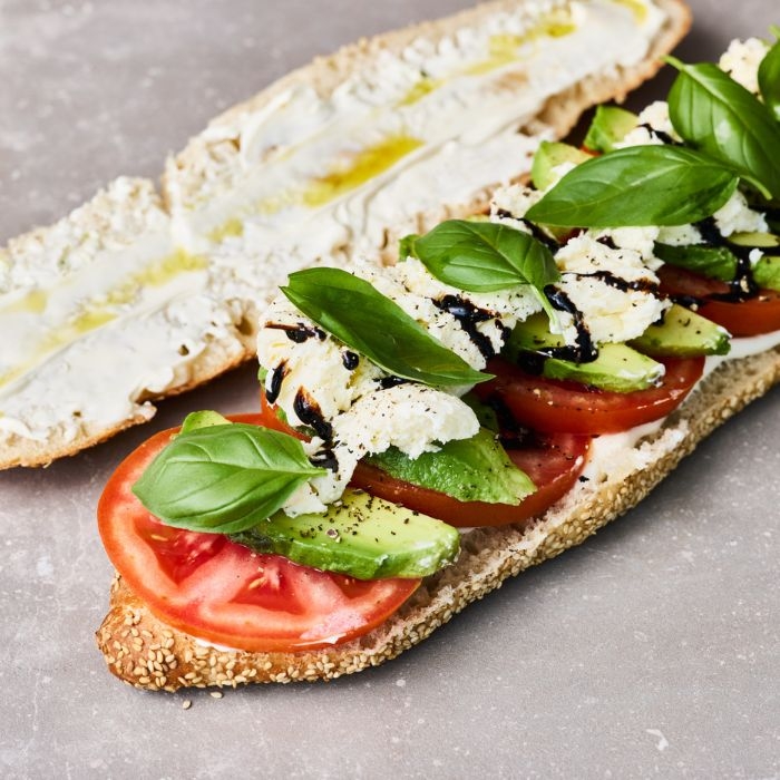 Tomat- og avocadosandwich